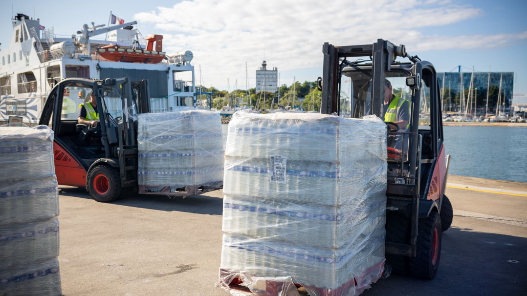 Chargement bouteilles eau potable pour Groix