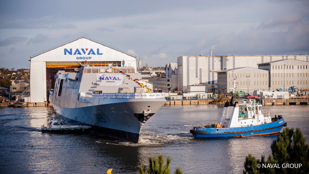 Naval Group Lorient mise à l'eau d'une frégate
