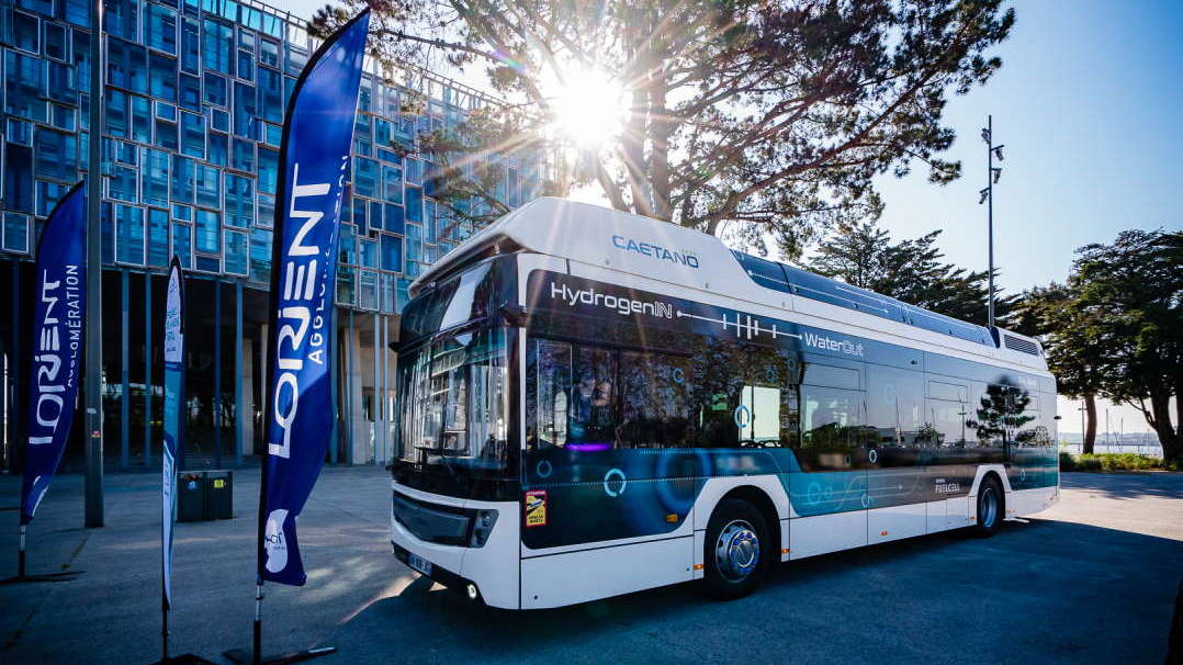 Bus Hydrogène devant la Maison de l'agglomération de Lorient 270421 Sonia Lorec