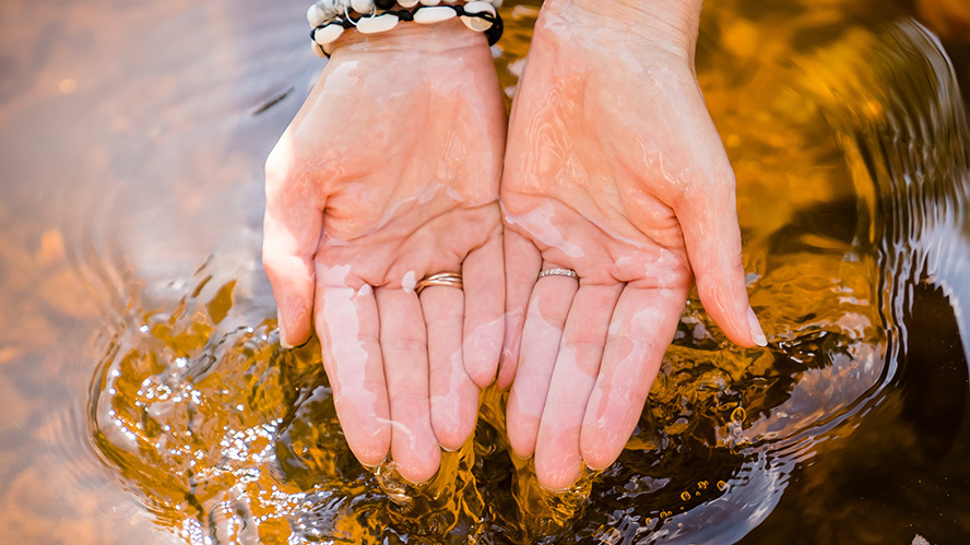 Mains dans l'eau