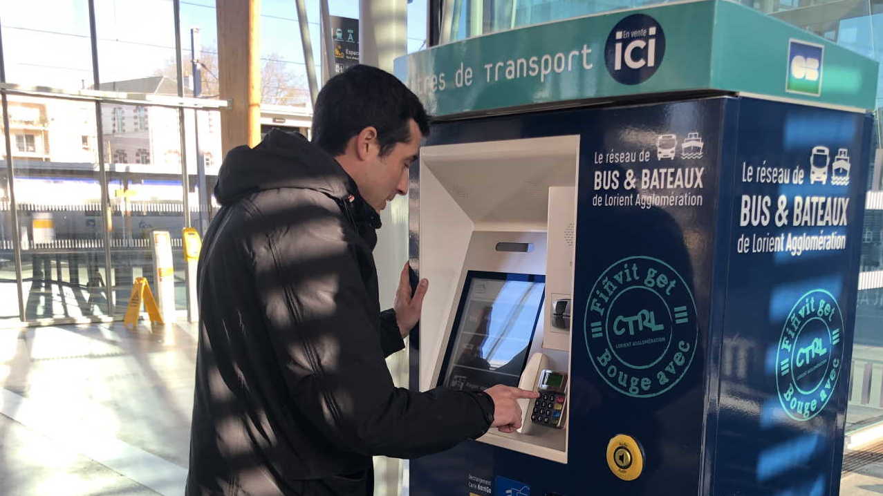 Distributeur automatique de titres de transport CTRL à la gare de Lorient