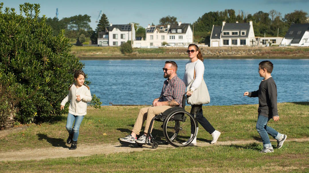 Une famille se promène à Locmiquélic