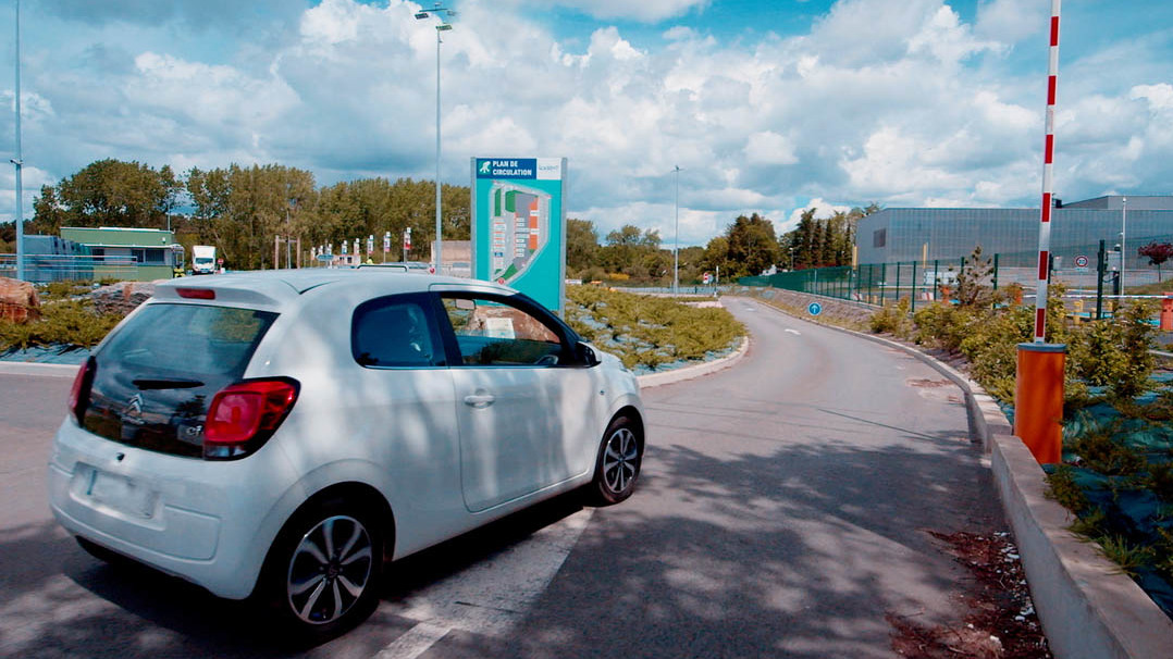 Voiture rentrant avec un badge dans une décheterie Lorient Agglo