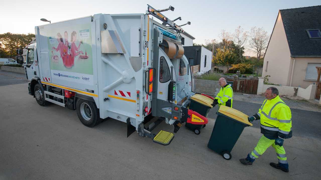 Collecte des bacs de déchets à domicile.