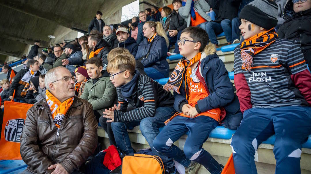 Fabrice Loher et des jeunes au stade du Moustoir