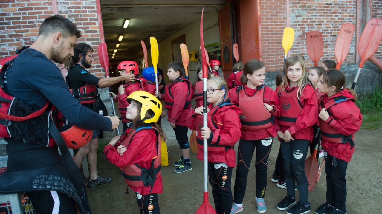 Les élèves testent le kayak sur le parc d'eau vive