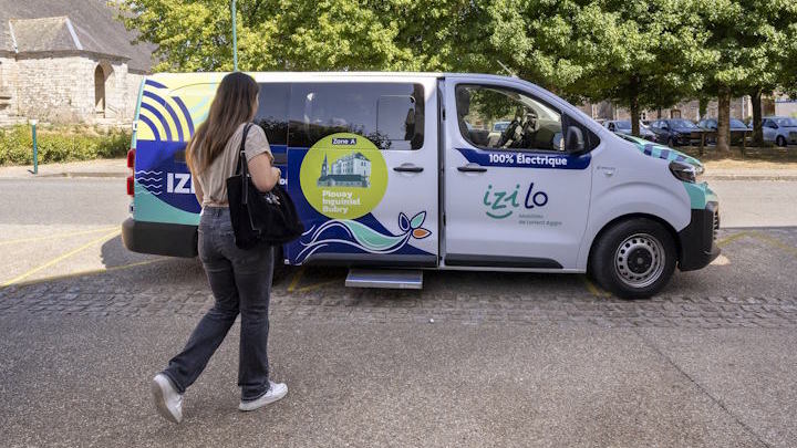 Une habitante emprunte la navette Izi+