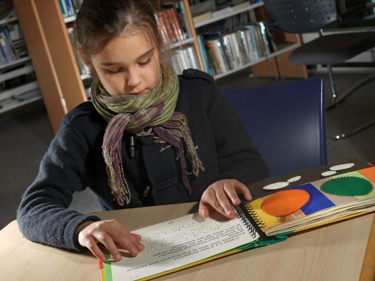Une jeune fille lisant en braille © Hervé Cohonner
