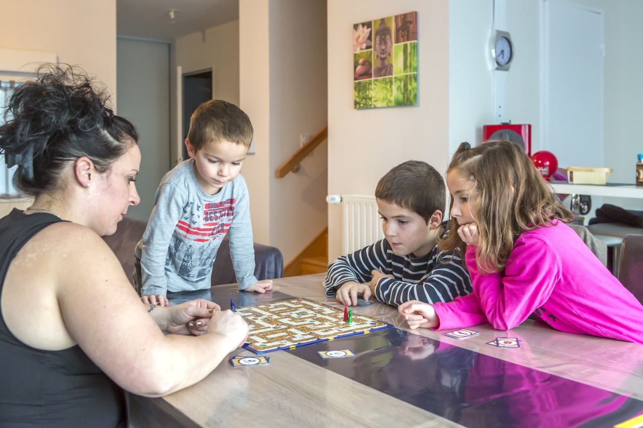 Photo d'une famille dans un logement récent