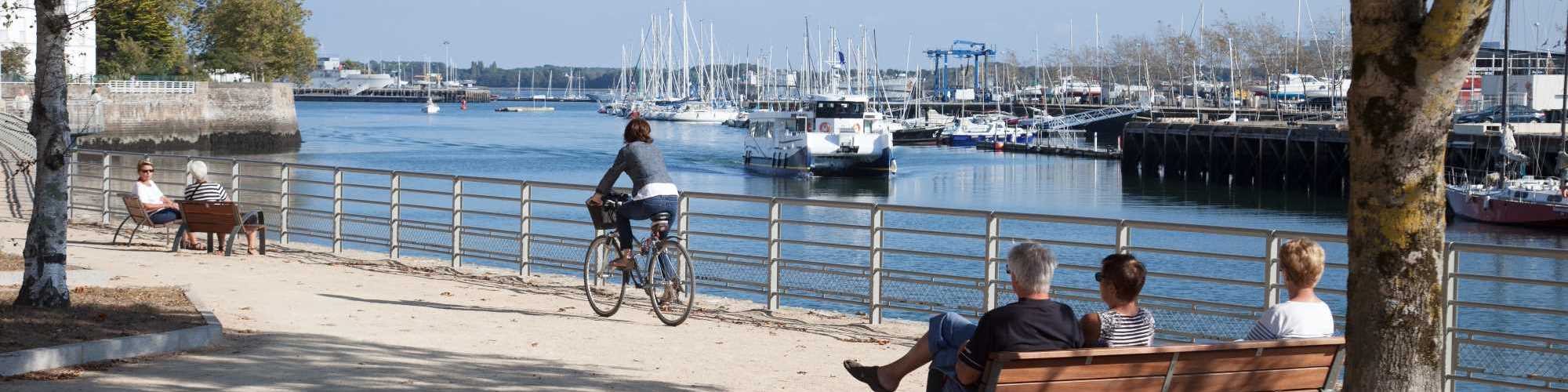 Promenade le long du Quai des Indes à Lorient et le bateau électrique Ar vag Tredan en arrière plan