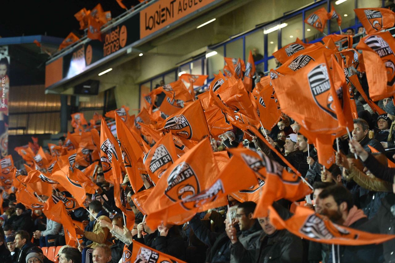 Les drapaux des supporters du FCL dans la tribune Lorient Agglomération