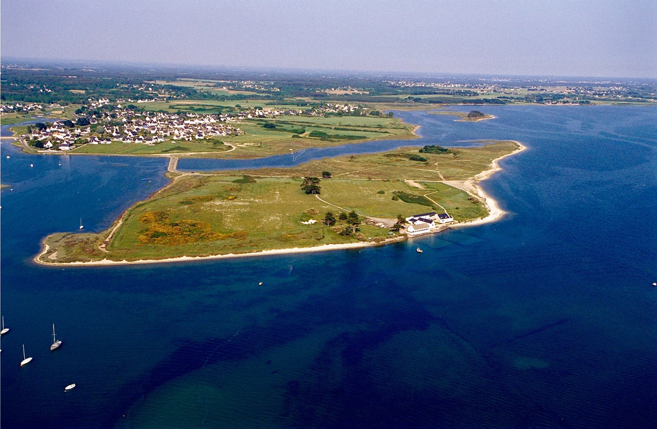 Vue aérienne sur l'île Kerner à Riantec