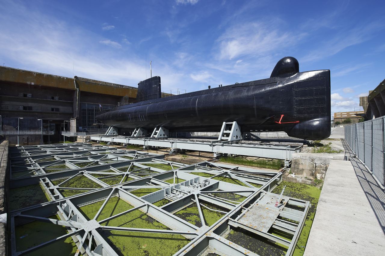 Photo du Sous marin Flore S645, vue extérieure, à Lorient La Base