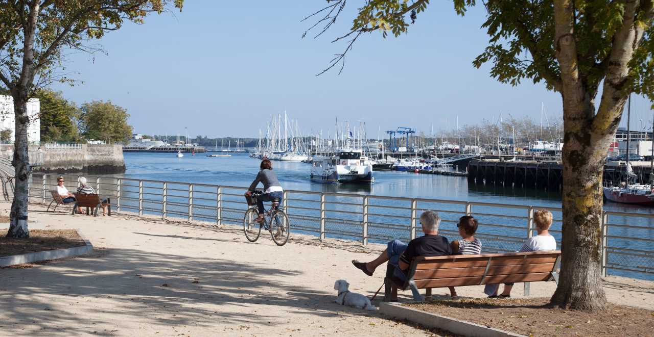 Promenade le long du Quai des Indes à Lorient et le bateau électrique Ar vag Tredan en arrière plan