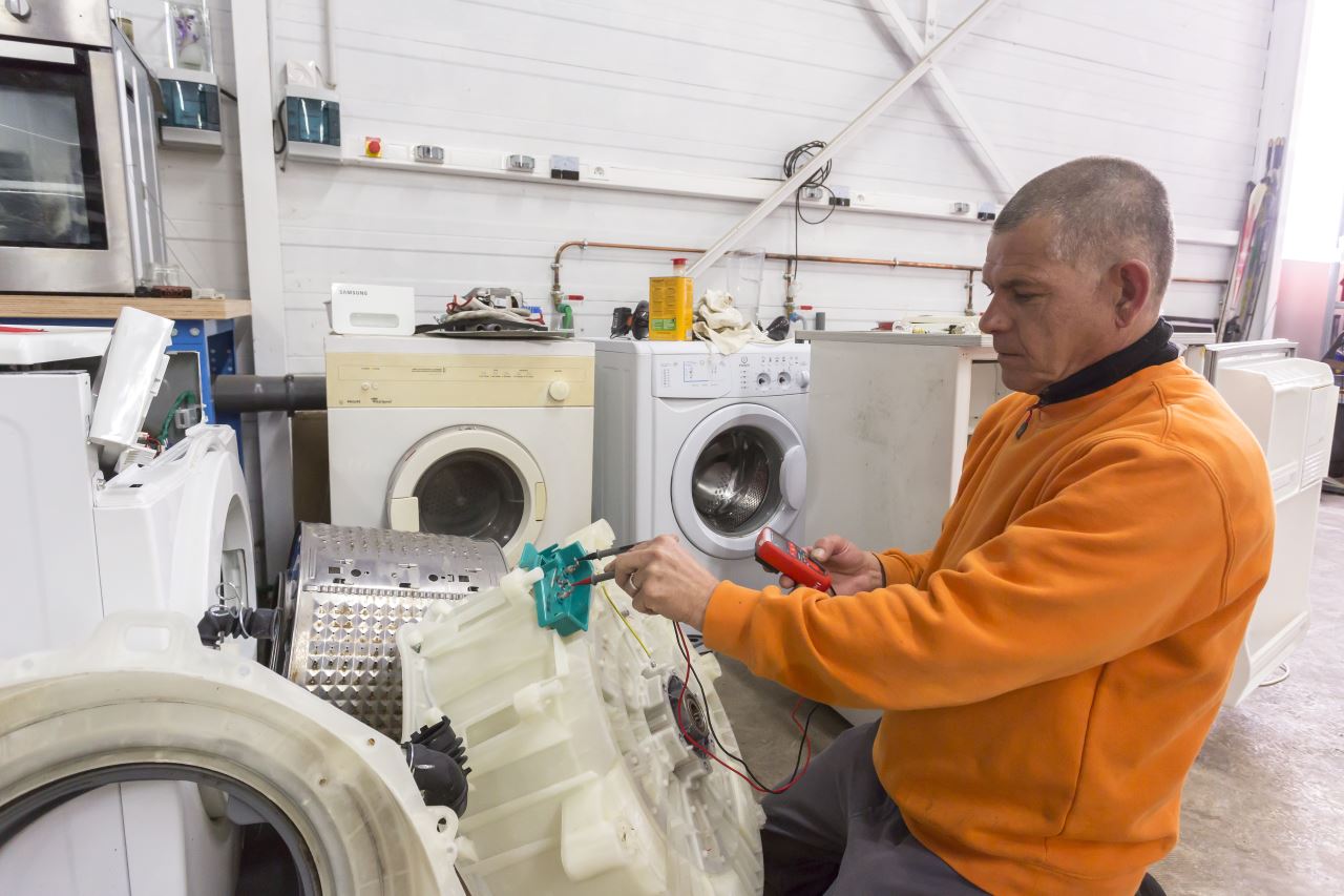 Dans l'atelier de réparation du Comptoir du réemploi