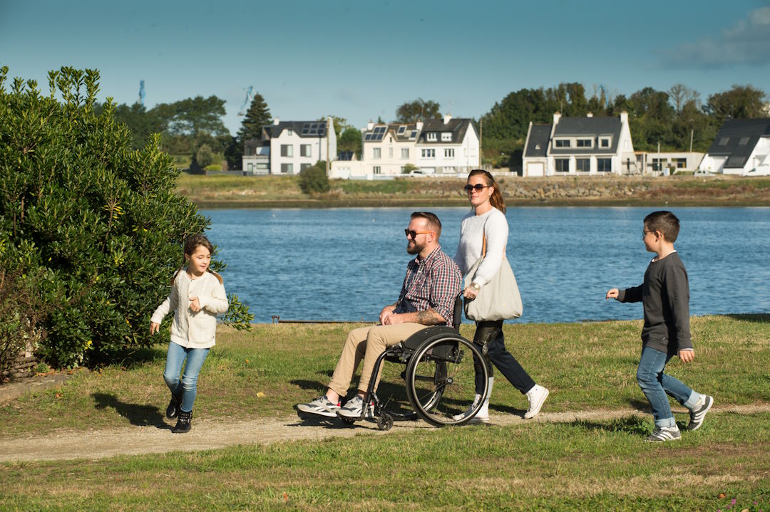 Personne en situation de handicap se promène en famille