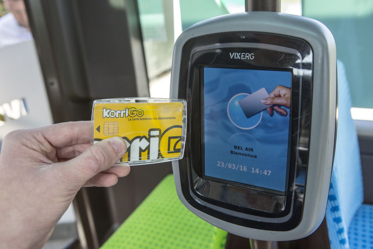 La carte KorriGo communique avec les équipements à bord des bus et des bateaux. Valable plusieurs années, elle est rechargeable ..