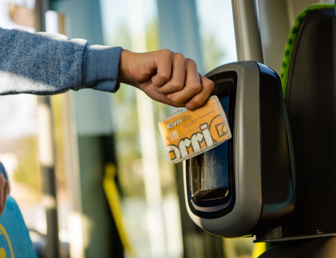 La carte KorriGo communique avec les équipements à bord des bus et des bateaux. Valable plusieurs années, elle est rechargeable